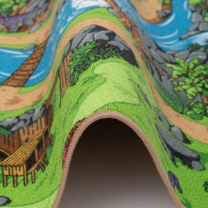 Detailansicht: Snapstyle Kinder Straßenteppich, türkis, 80x160cm, mit Straßen, Bergen und Häusern.