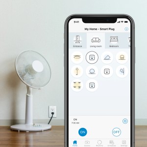 Smartphone mit App zur Steuerung des WiZ Smart Wifi-Steckdosenadapters, im Hintergrund Ventilator.
