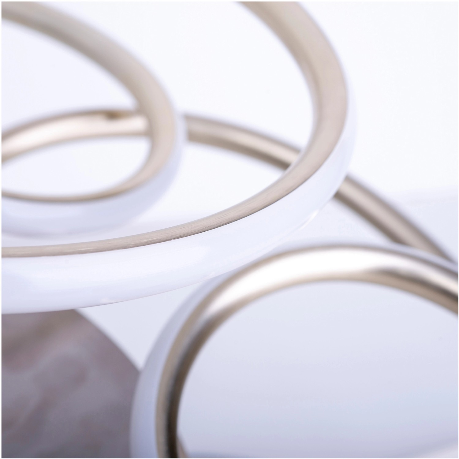 Detailaufnahme: Näve LED-Deckenleuchte Rizado, Satin-Nickel, abstraktes Design.