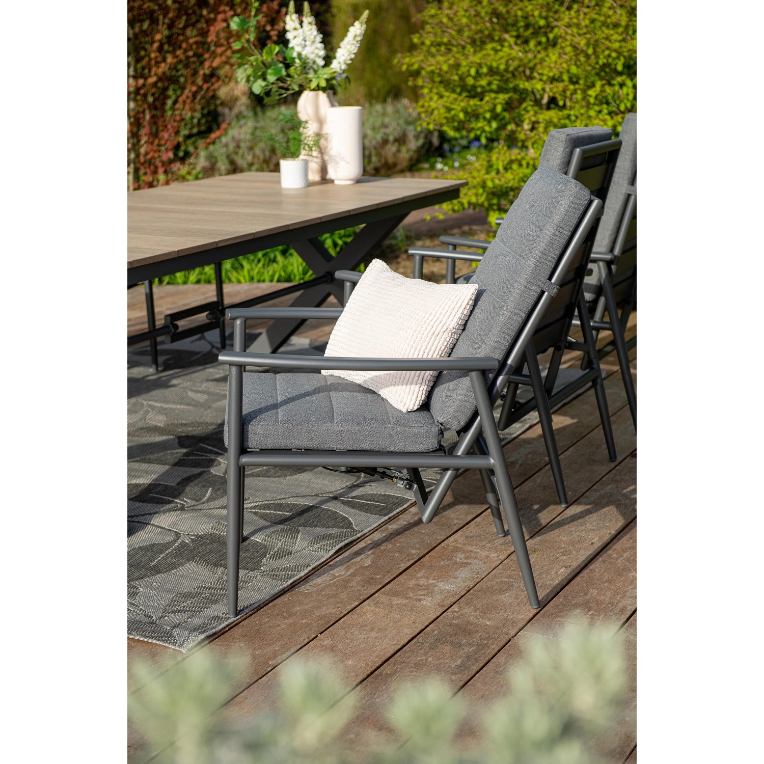 Verstellbarer Gartenstuhl Biola in Grau-Mystic mit Armlehnen und Kissen. Bequemer Diningstuhl für den Garten.