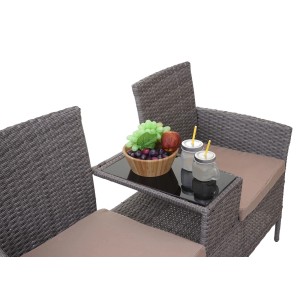Graue Poly-Rattan Gartenbank mit Tisch und creme-farbenen Kissen. Bequeme Sitzgelegenheit für den Garten.