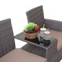 Graue Poly-Rattan Gartenbank mit Tisch und creme-farbenen Kissen. Bequeme Sitzgelegenheit für den Garten.