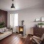 Haas+Sohn Kaminofen Serpentino Schwarz 6 kW im Wohnraum mit Holzscheiten unter dem Brennraum.