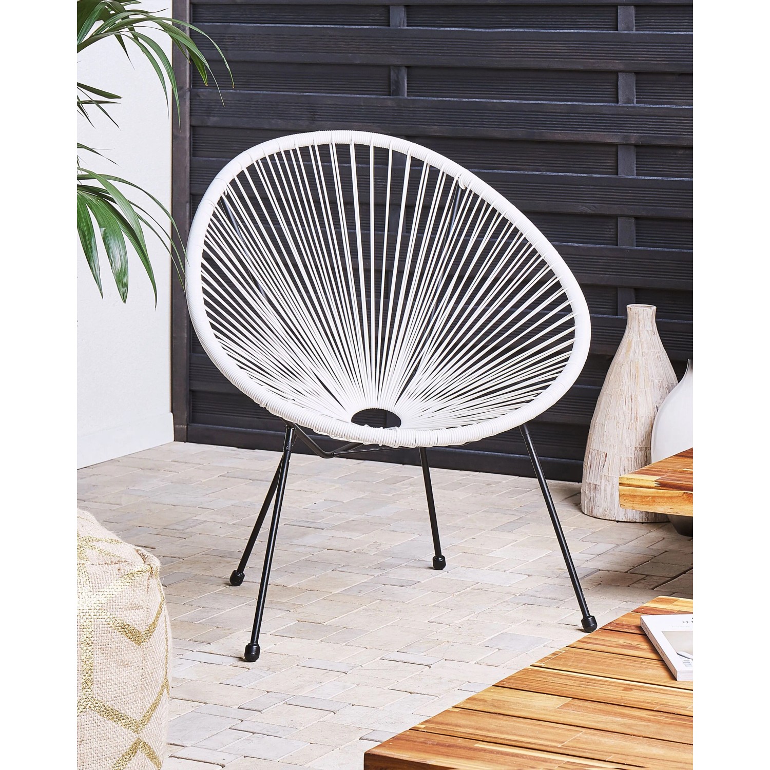 Weißer Cocktailsessel mit schwarzem Stahlgestell für Garten oder Balkon.