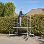 Krause ClimTec Grundgerüst mit Person beim Heckenschneiden, Arbeitshöhe 3 m.