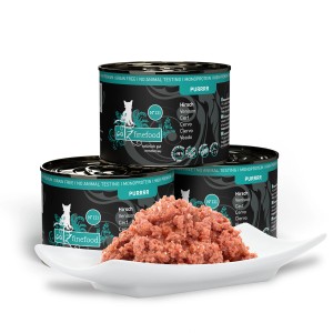 Catz Finefood Purrrr Hirsch Katzenfutter, 200g Dose, geöffnet auf einem Teller.