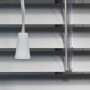 Silberne Aluminium Jalousie Burgos (70x160 cm) mit Zugschnur und Lamellenstab für flexible Lichtregulierung.