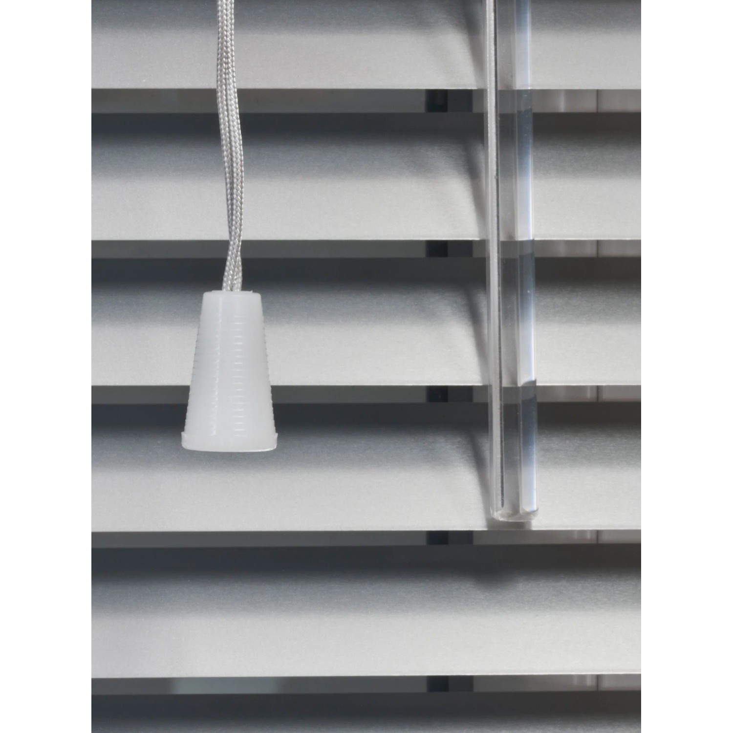 Silberne Aluminium Jalousie Burgos (70x160 cm) mit Zugschnur und Lamellenstab für flexible Lichtregulierung.
