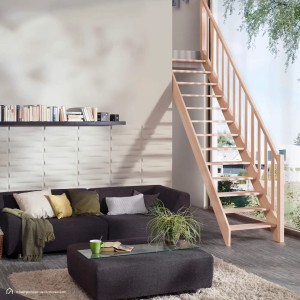 Massive Buchenholztreppe Casablanca, gerade, mit einseitigem Geländer im modernen Wohnzimmer. Raumspartreppe für Innen.