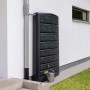 4rain Wandtank Extra Slim Stone Decor 400 l Graphite Grey am Haus mit Gießkanne.
