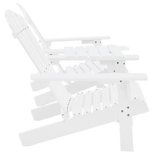 Zwei weiße Adirondack-Gartenstühle aus Tannenholz, seitlich. Gartenmöbel für Terrasse und Garten.