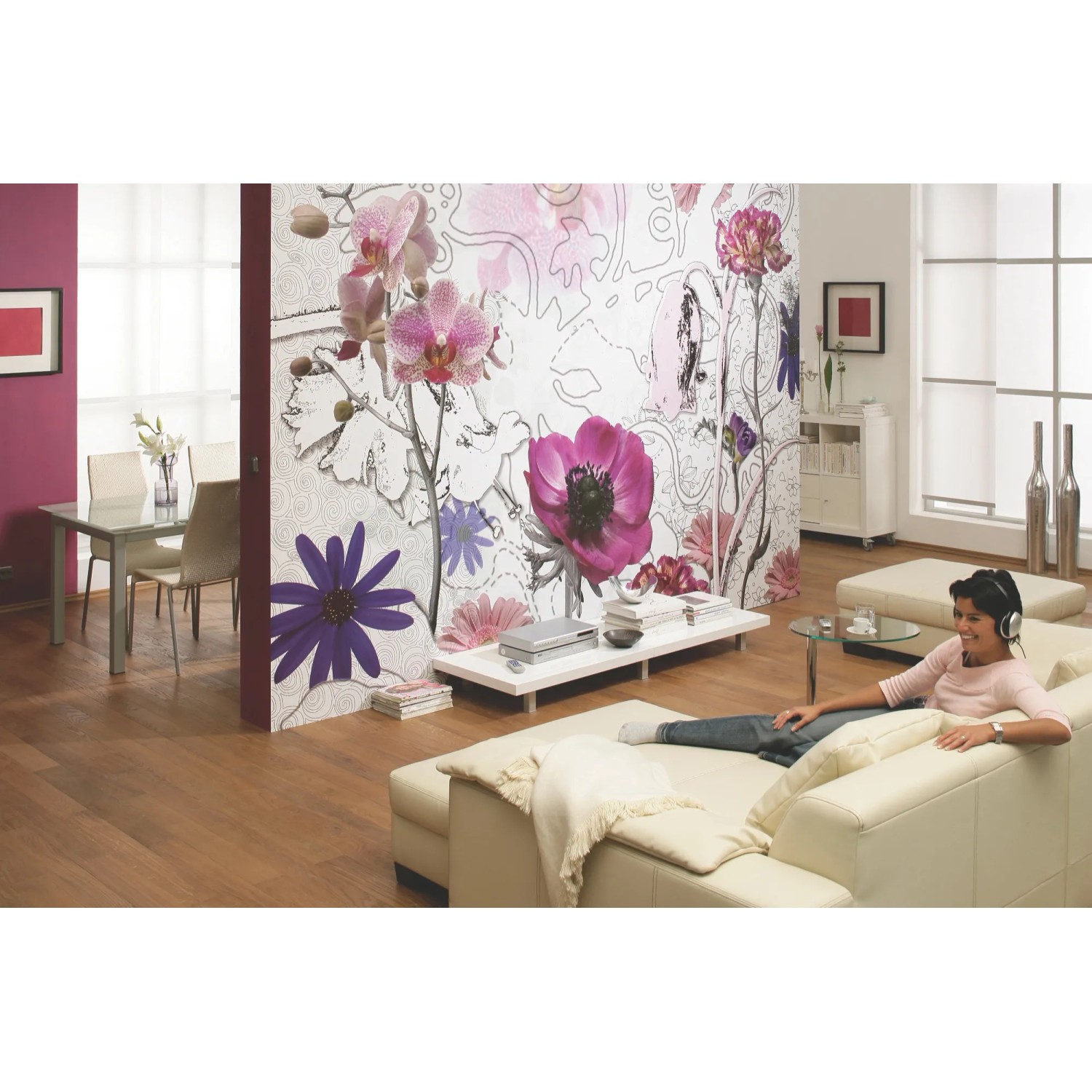 Komar Fototapete Purple mit Blumenmuster im Wohnzimmer, 368x254 cm, FSC®-zertifiziert.