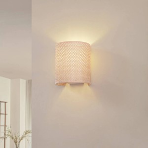 Cremefarbene Lindby Soula Wandleuchte im Landhausstil. Textilschirm strahlt warmes Licht nach oben und unten ab.