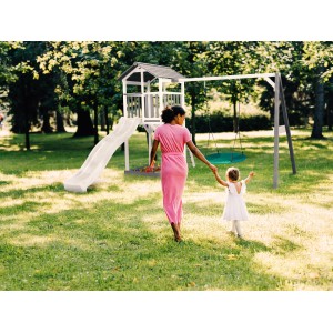 Axi Beach Tower Spielturm mit Nestschaukel und Rutsche im Garten mit Mutter und Kind.