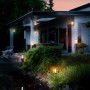 Philips Hue Impress Wegeleuchten beleuchten Garten und Terrasse stimmungsvoll.