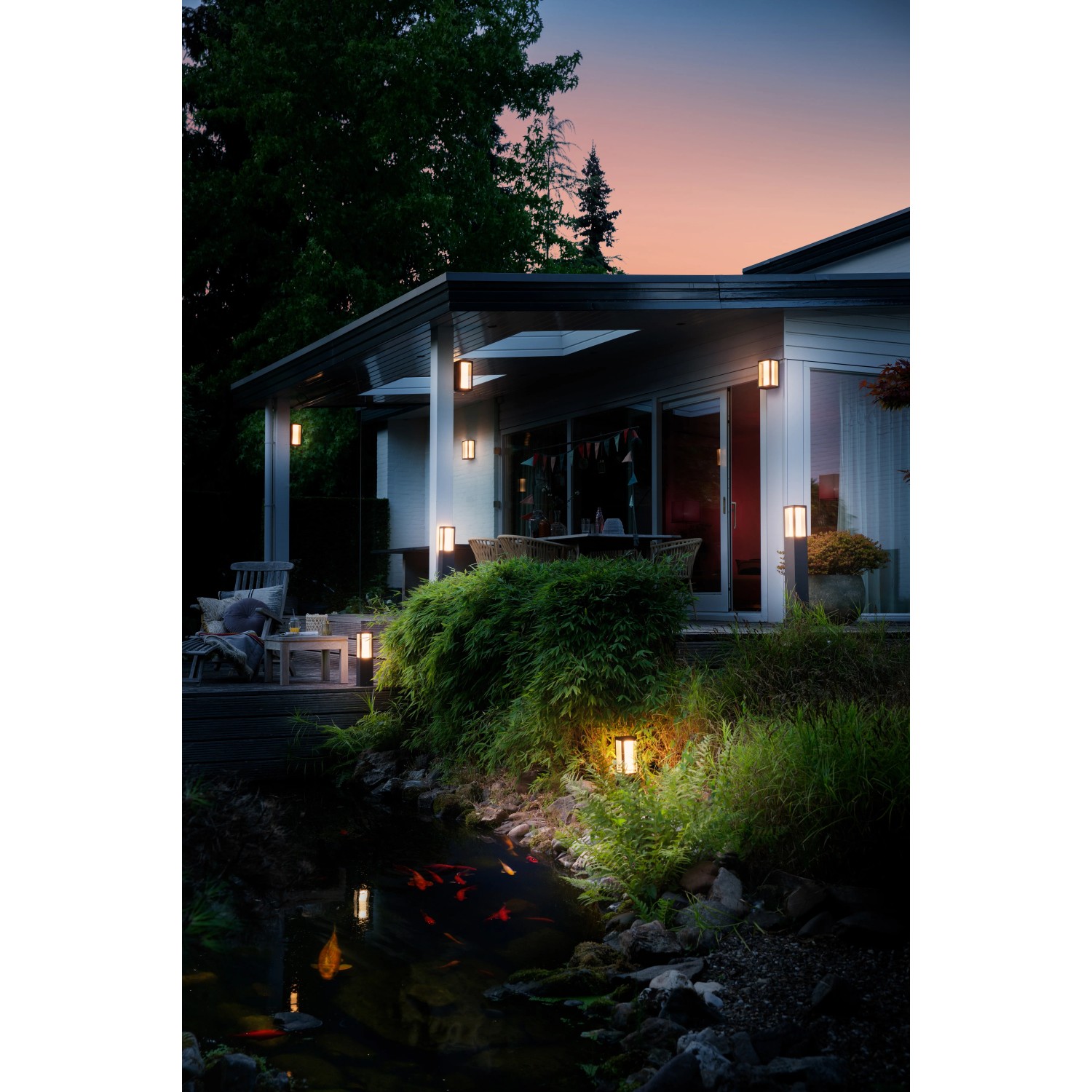 Philips Hue Impress Wegeleuchten beleuchten Garten und Terrasse stimmungsvoll.