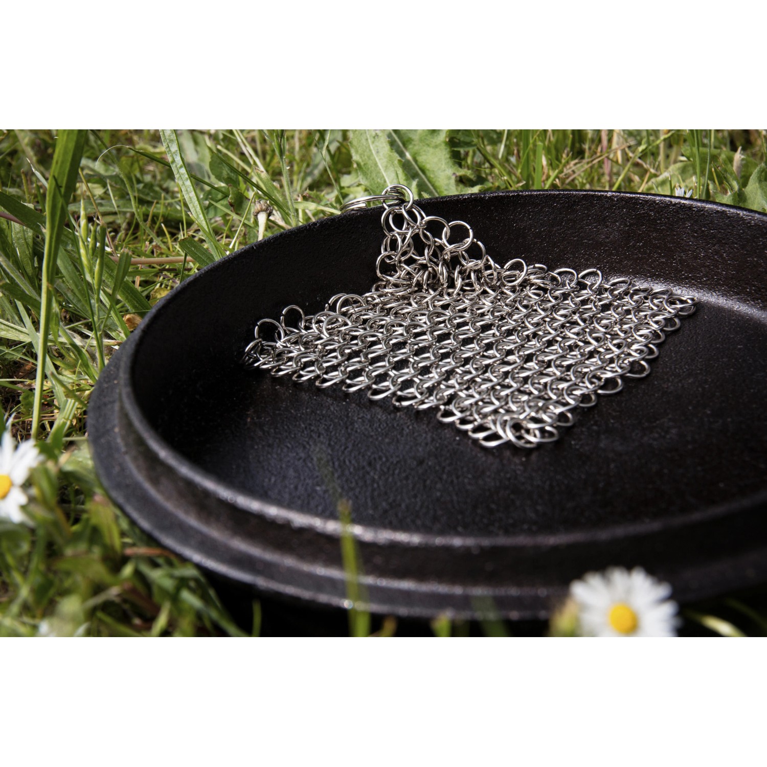 Petromax Dutch Oven Set: Gusseisen-Topf mit Ringreiniger für schonende Reinigung.