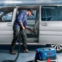 Bosch Professional GAS 12-25 PL Nass-/Trockensauger im Einsatz zur Autoinnenraumreinigung.