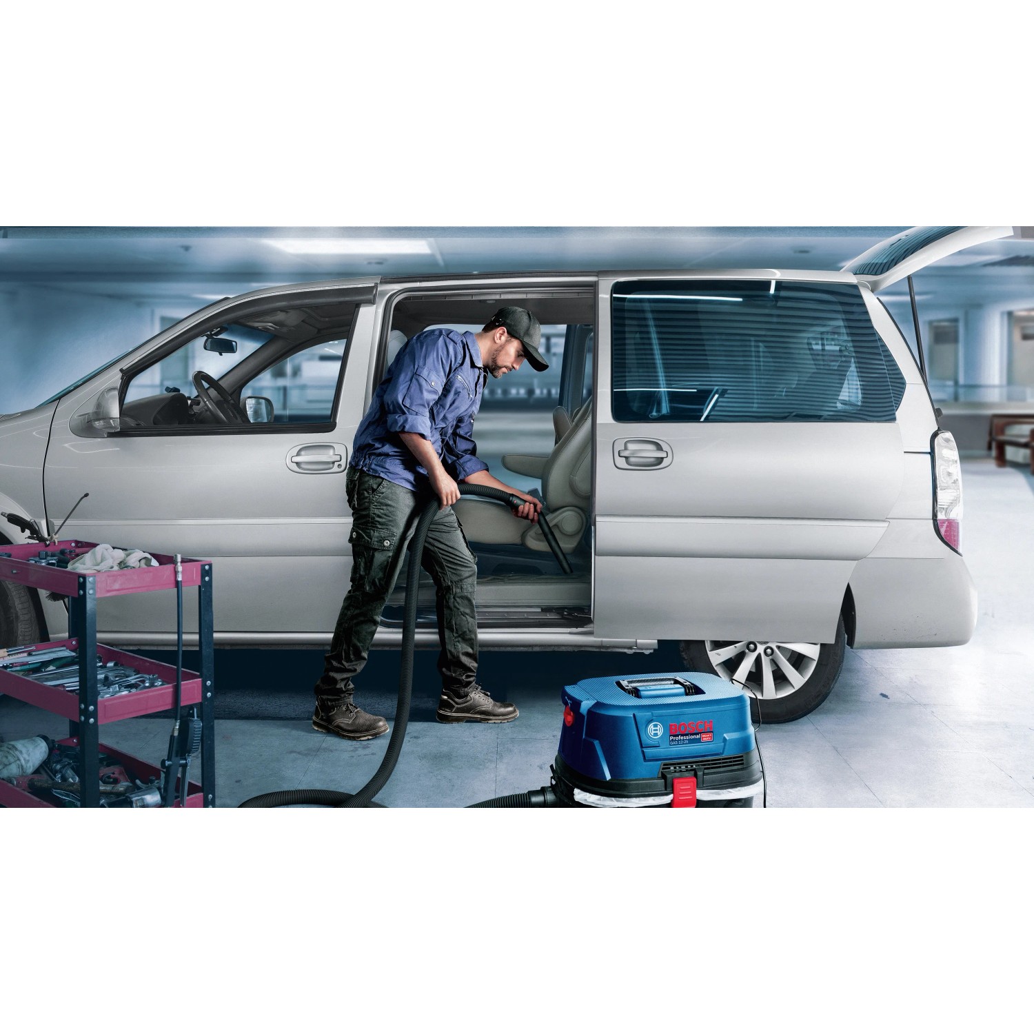 Bosch Professional GAS 12-25 PL Nass-/Trockensauger im Einsatz zur Autoinnenraumreinigung.