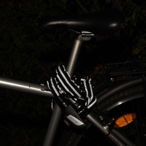 Fischer Kettenschloss Reflex (80 cm) am Fahrrad befestigt, mit reflektierendem Textilschlauch.