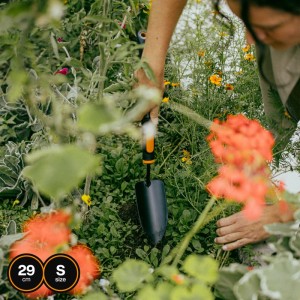 Fiskars Blumenkelle Gr. S im Einsatz beim Pflanzen im Gartenbeet.