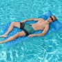 Blau-türkise Bestway Luftmatratze Float'n Roll mit Person im Pool.