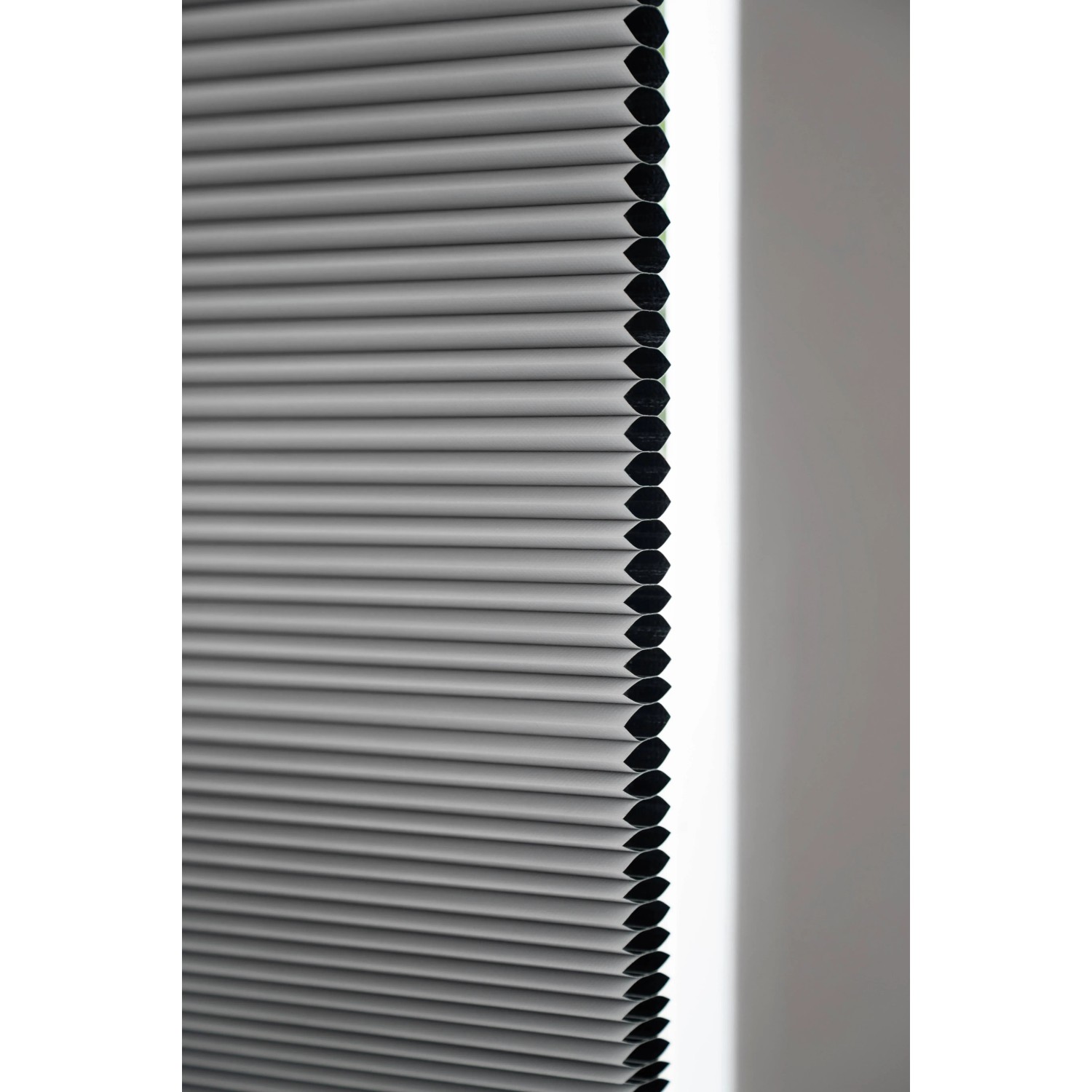 Graues Schöner Wohnen Thermo-Wabenplissee Sina, 70x130 cm, für Fenster, mit Wabenstruktur.