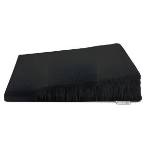 Schwarzes Beautissu BeauErgo Sitzkeilkissen mit Keilform und Antirutschgewebe für bessere Haltung und Rückenentlastung.