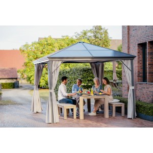 Leco Sonnenschutzsegel, lichtgrau, am Pavillon befestigt. Familie sitzt am Tisch.