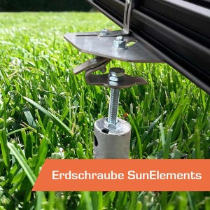 SunElements Erdschraubenfundament 2.2 für SunGarden im Gras befestigt.