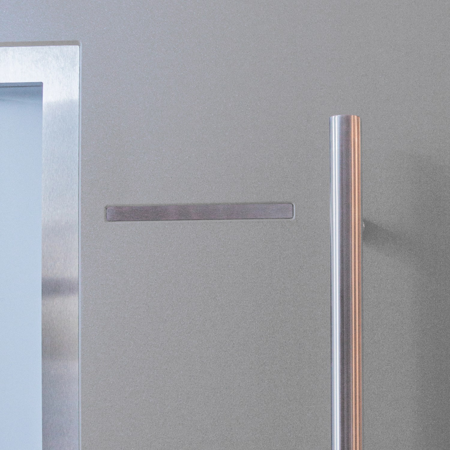 Detailaufnahme: Graue Sicherheits-Haustür Milano Prime RC2 mit Edelstahlgriff.