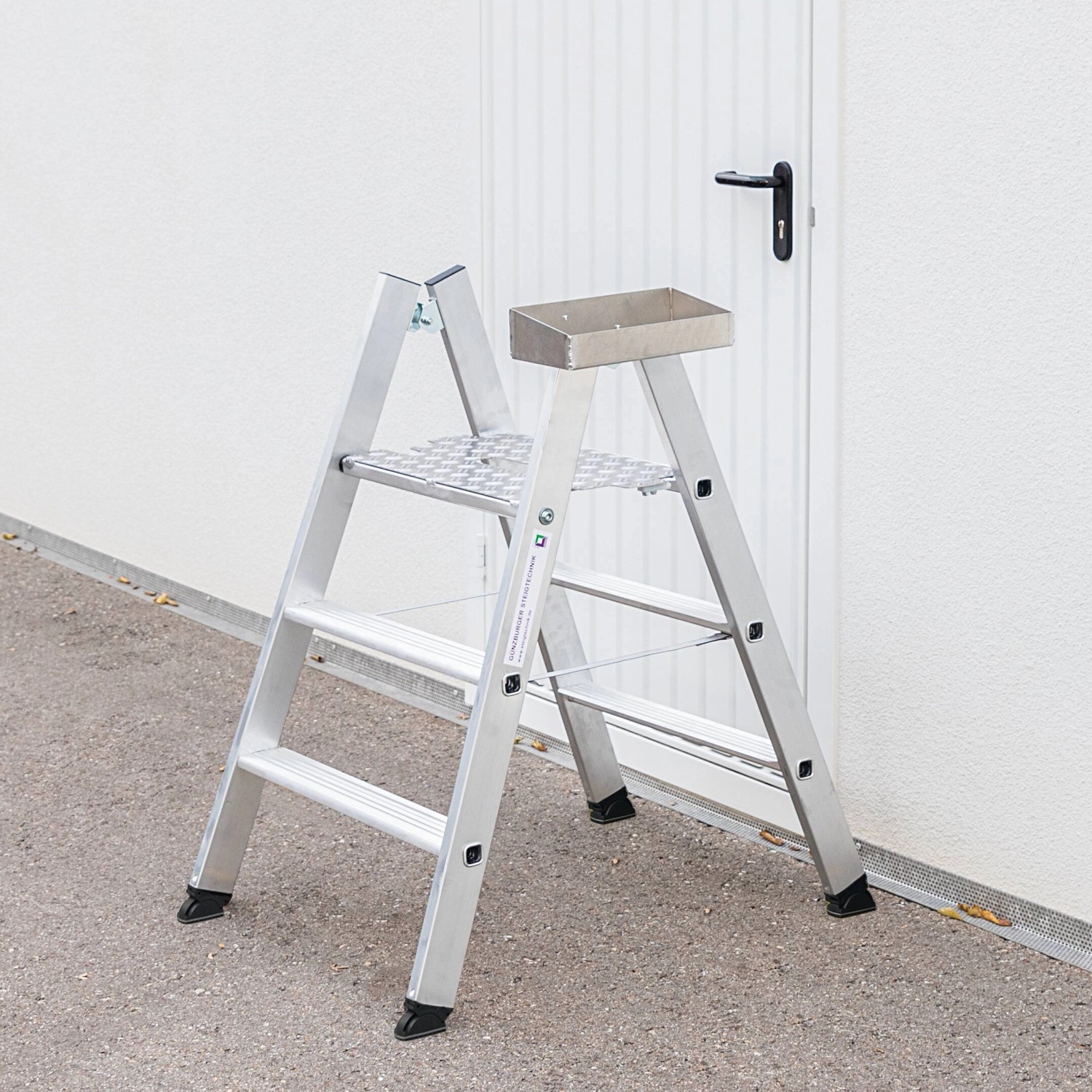 MUNK Klapptritt aus Alu mit 4 Stufen und Ablage, beidseitig begehbar für sicheren Stand.