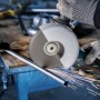 Bosch Diamanttrennscheibe Standard Stein im Einsatz beim Schneiden eines Metallrohrs.