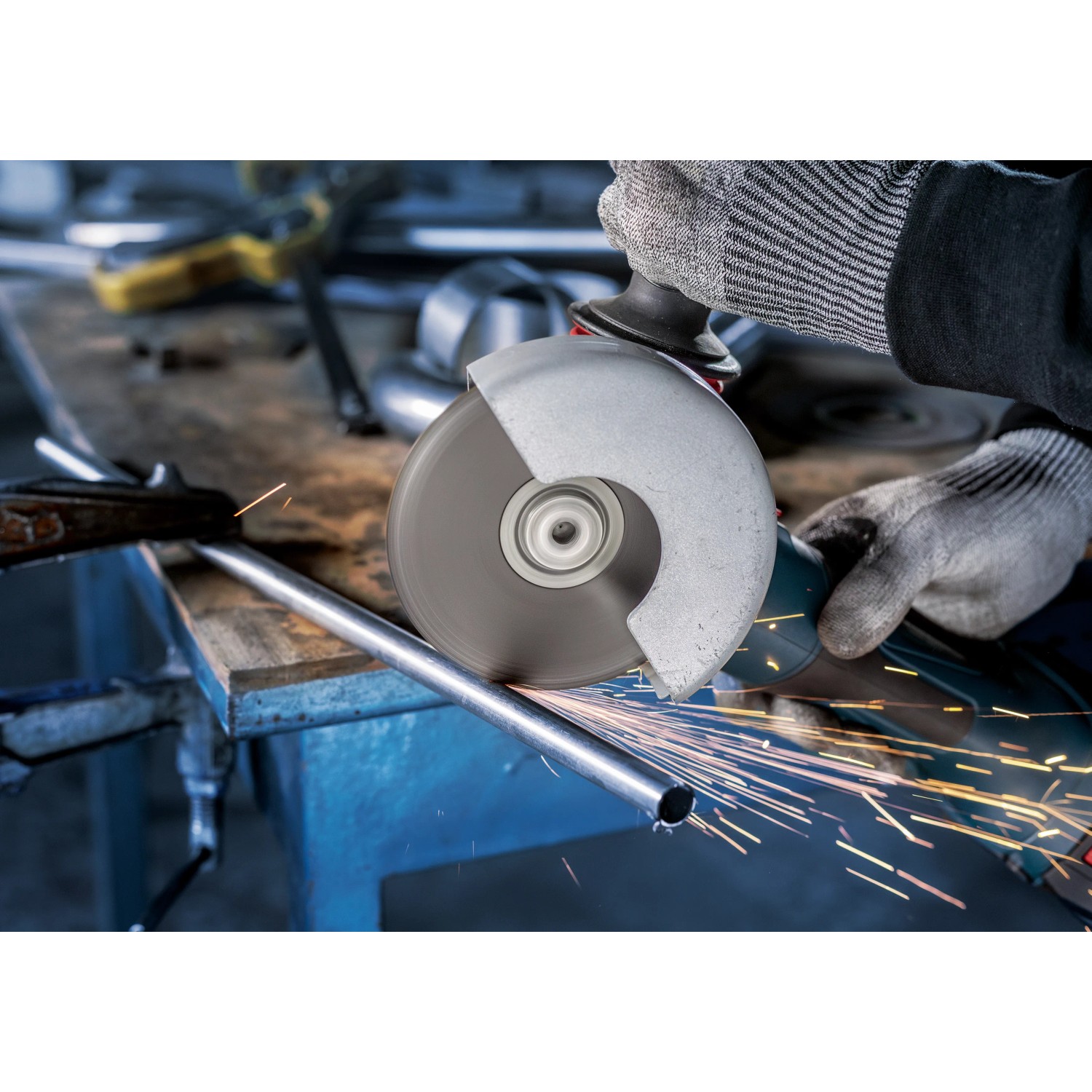 Bosch Diamanttrennscheibe Standard Stein im Einsatz beim Schneiden eines Metallrohrs.