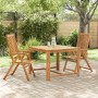 2er Set klappbare Gartenstühle aus Akazienholz mit Tisch im Garten.