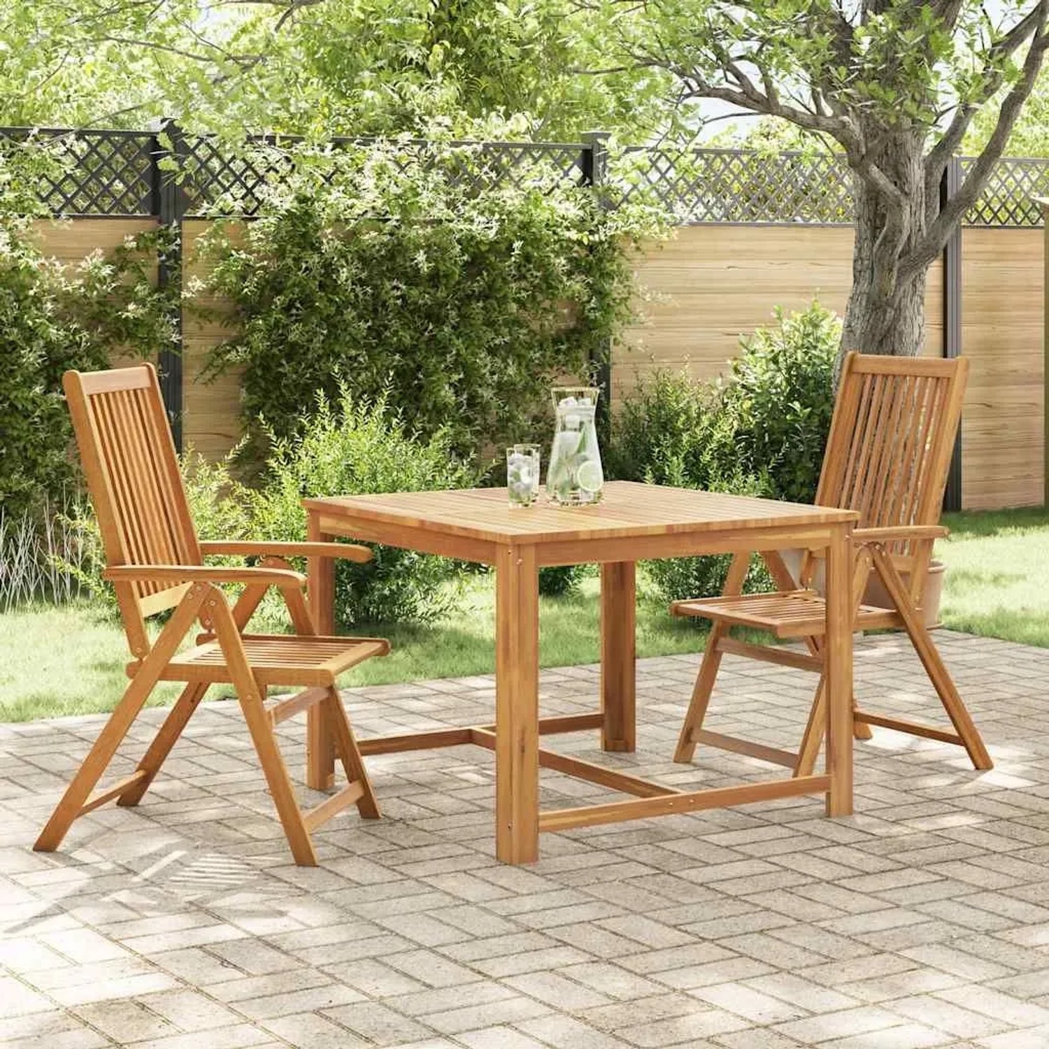 2er Set klappbare Gartenstühle aus Akazienholz mit Tisch im Garten.