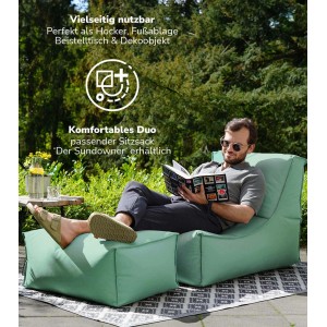 Grüner mokebo Outdoor Pouf Hocker mit EPS-Füllung als Fußhocker mit lesendem Mann im Garten.