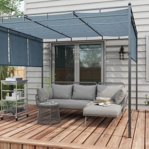 Hellgraues Outsunny Gartenmöbel-Set mit Sofa, Liege und Tisch auf einer Holzterrasse.