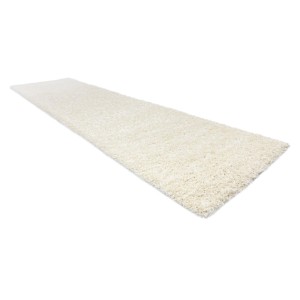 Langer, cremefarbener RugsX Soffi Shaggy-Teppichläufer mit flauschigem Flor.