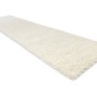 Langer, cremefarbener RugsX Soffi Shaggy-Teppichläufer mit flauschigem Flor.
