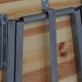 Detailansicht: Klappbarer Fun Star Stehtisch aus Kiefernholz mit Stahlgestell.
