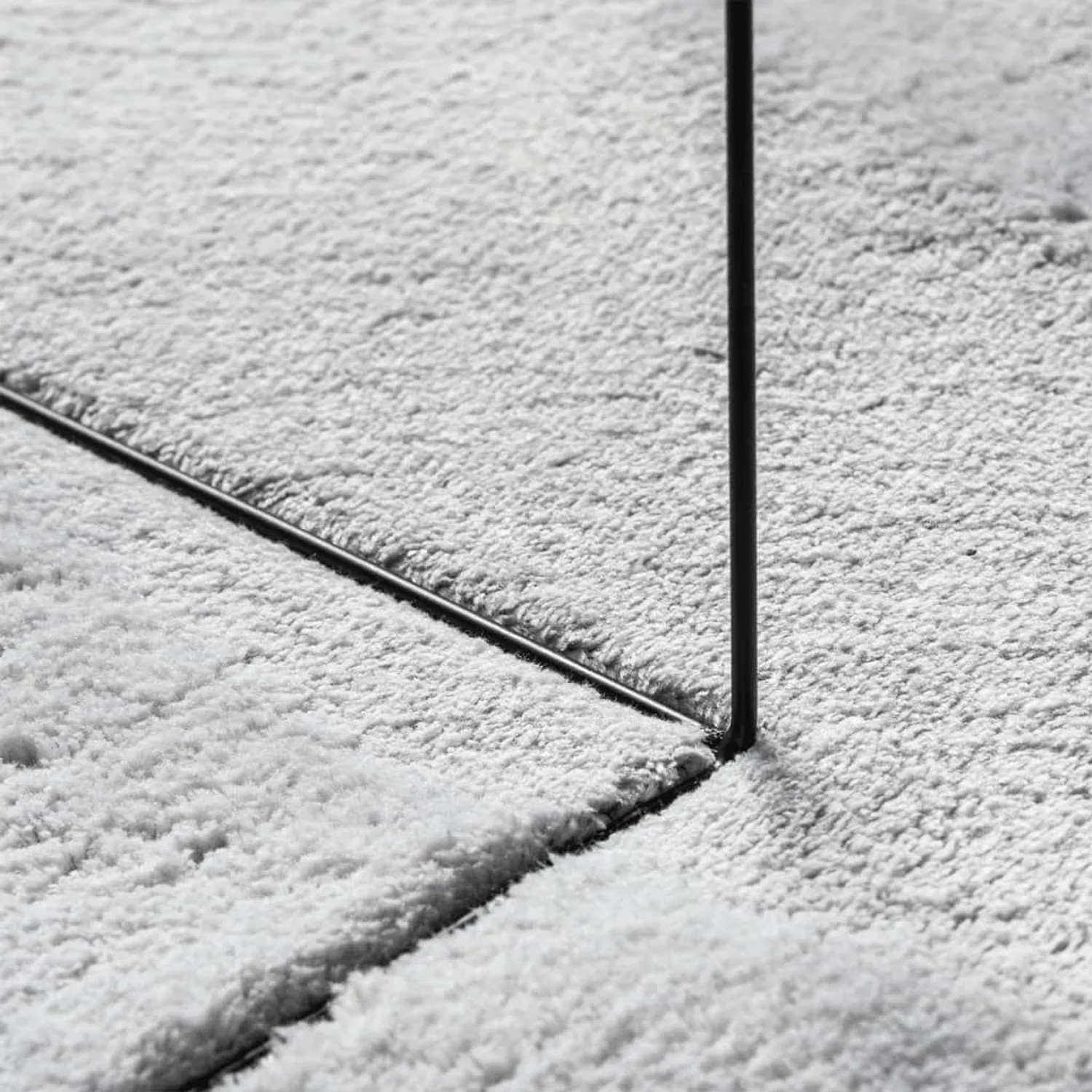 Grauer, weicher Kurzflor Teppich HUARTE aus Polyester. Die flauschige Oberfläche zeigt eine dichte Textur.