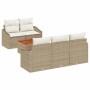 Beige-weißes 6-tlg. Garten-Sofa-Set aus Rattan mit Tisch und weißen Kissen.