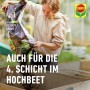 Frau füllt torffreien Compo Bio Gemüse- und Hochbeetmulch in ein Hochbeet.