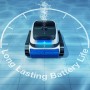 Ecovacs Poolroboter Ultramarine P1, weiß-blau, im Pool. Automatische Poolreinigung.