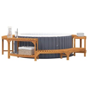 Braune Whirlpool-Umrandung aus Akazienholz, mit Ablagetischen und Bänken.