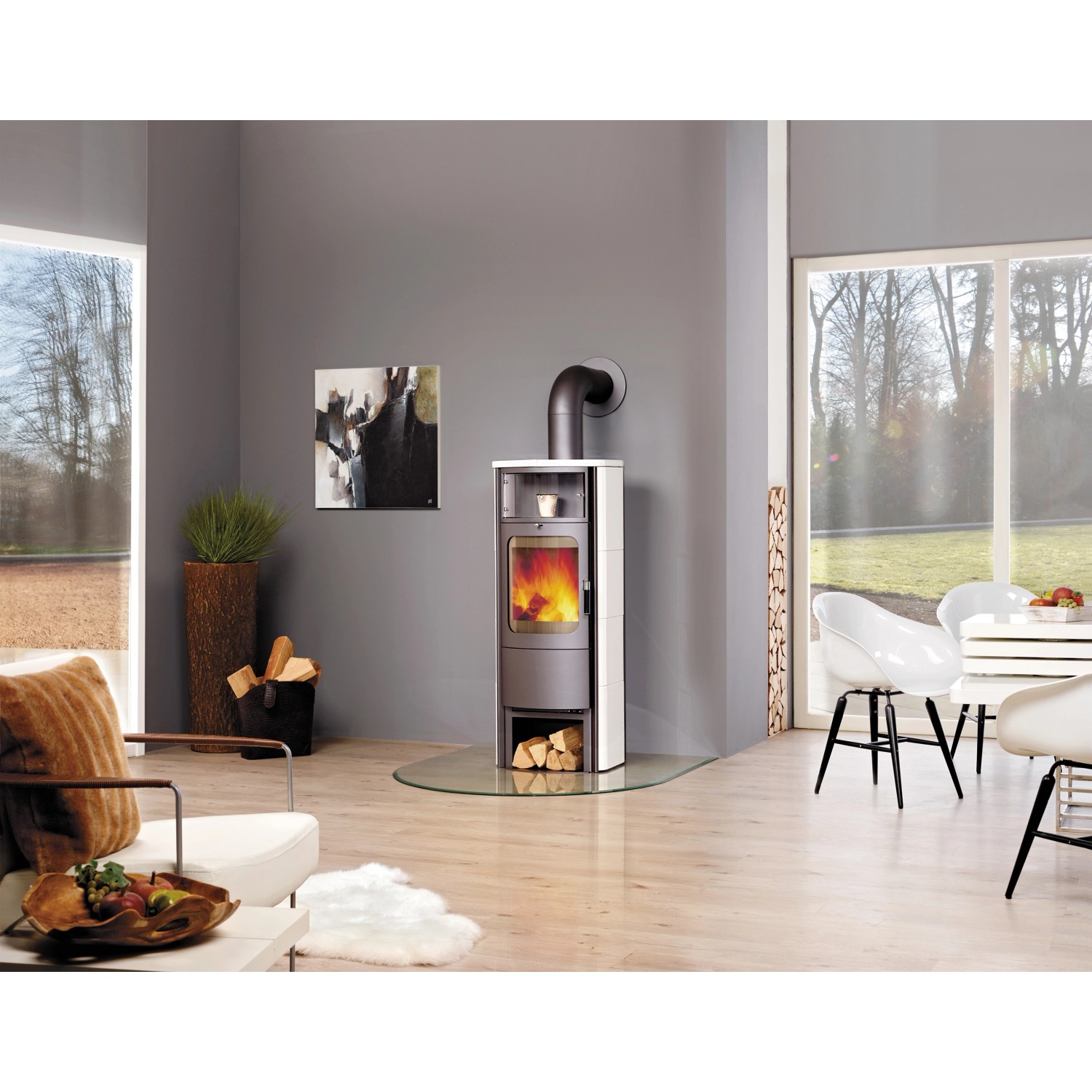 Hark Küchenofen Keramik 7 kW mit Automatik im modernen Wohnraum mit Glasbodenplatte.