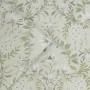 Laura Ashley Vliestapete Parterre Sage mit floralem Muster in Salbeigrün und Weiß.