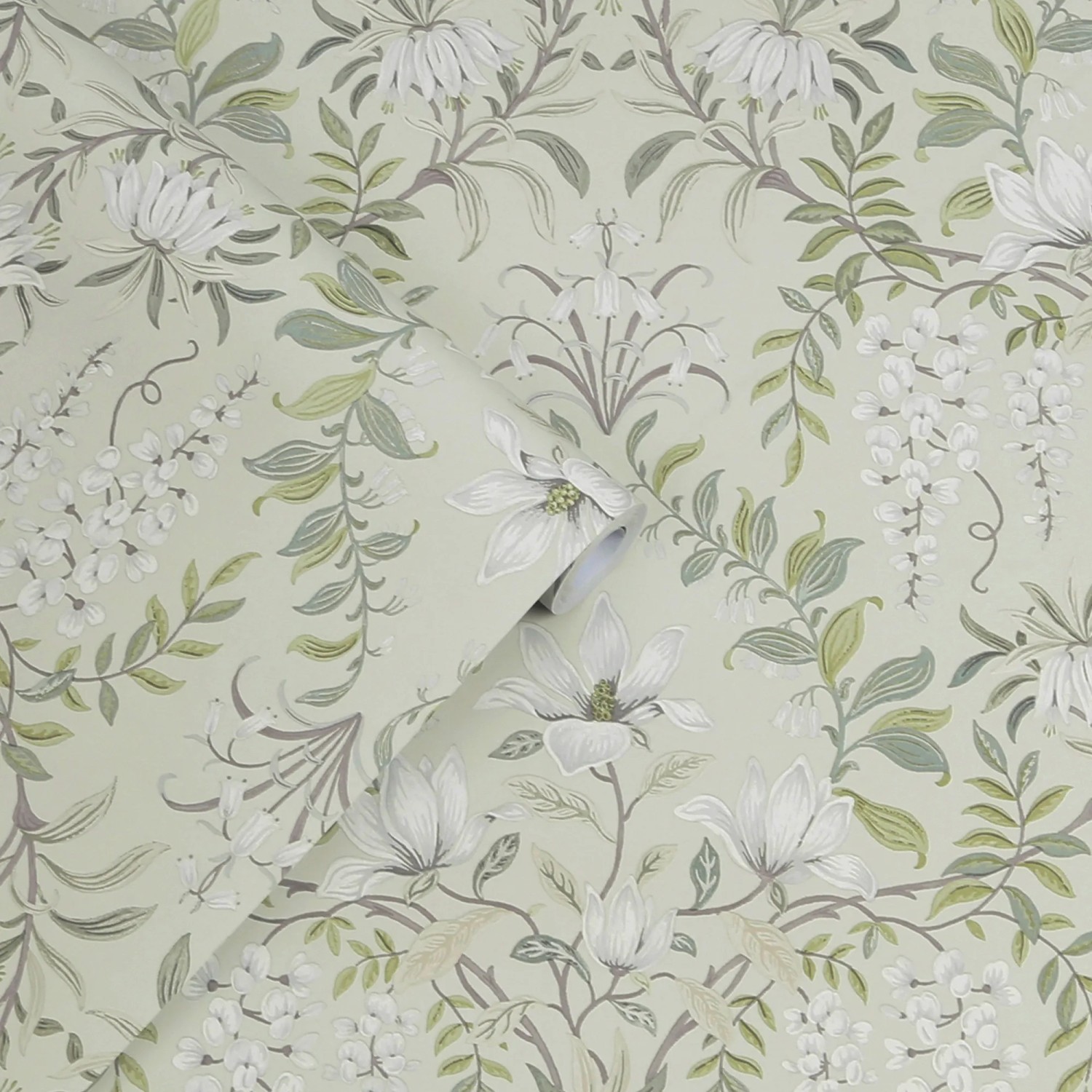 Laura Ashley Vliestapete Parterre Sage mit floralem Muster in Salbeigrün und Weiß.