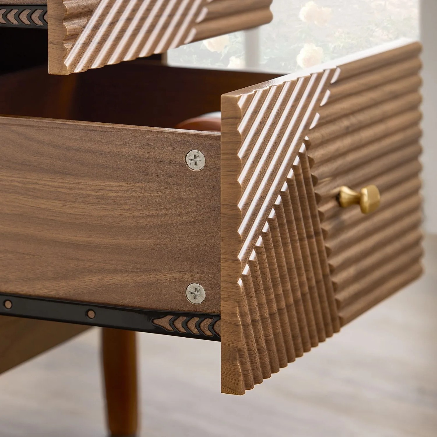 Brauner Vintage Nachttisch mit zwei Schubladen. Eine offene Schublade zeigt die Holzmaserung. Gerillte Fronten, goldener Griff.